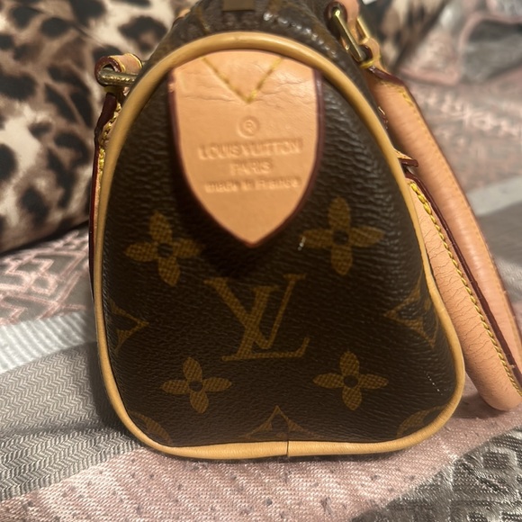 Selling this purse had it for a minute and decided I don’t want it no more! - Picture 3 of 6